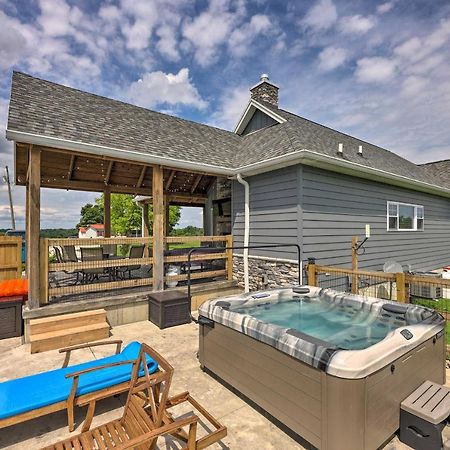 Chic Williamstown Retreat With Pool And Hot Tub! Βίλα Εξωτερικό φωτογραφία