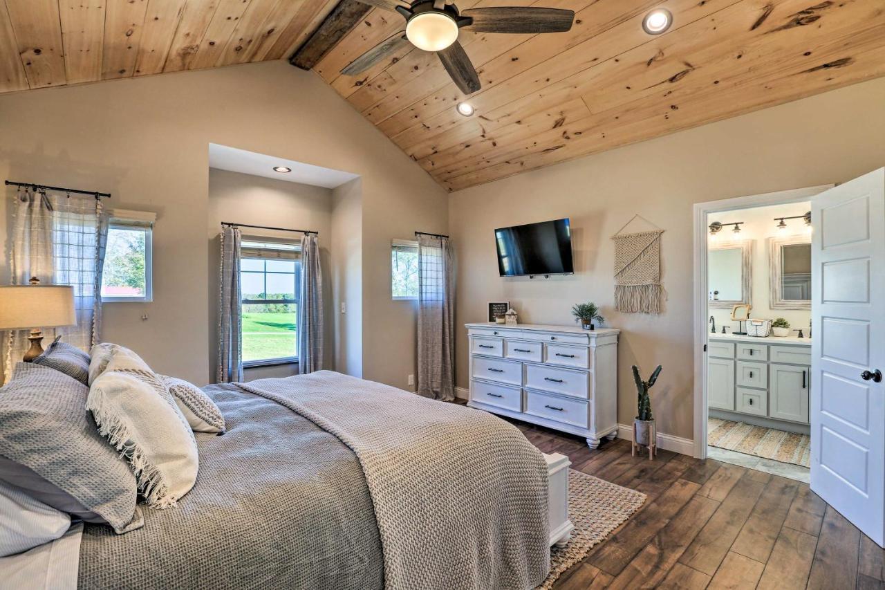 Chic Williamstown Retreat With Pool And Hot Tub! Βίλα Εξωτερικό φωτογραφία