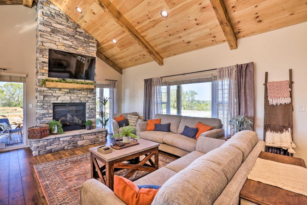 Chic Williamstown Retreat With Pool And Hot Tub! Βίλα Εξωτερικό φωτογραφία