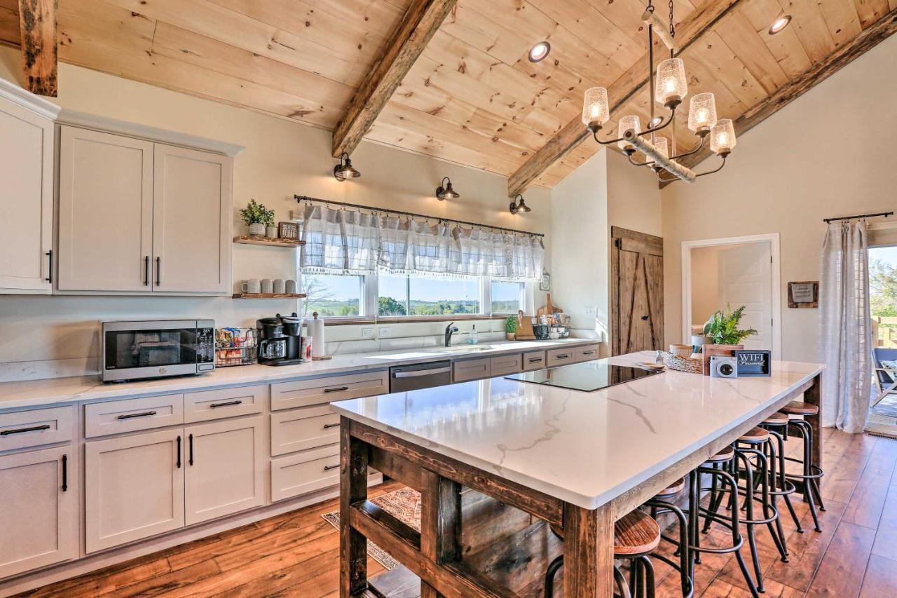 Chic Williamstown Retreat With Pool And Hot Tub! Βίλα Εξωτερικό φωτογραφία