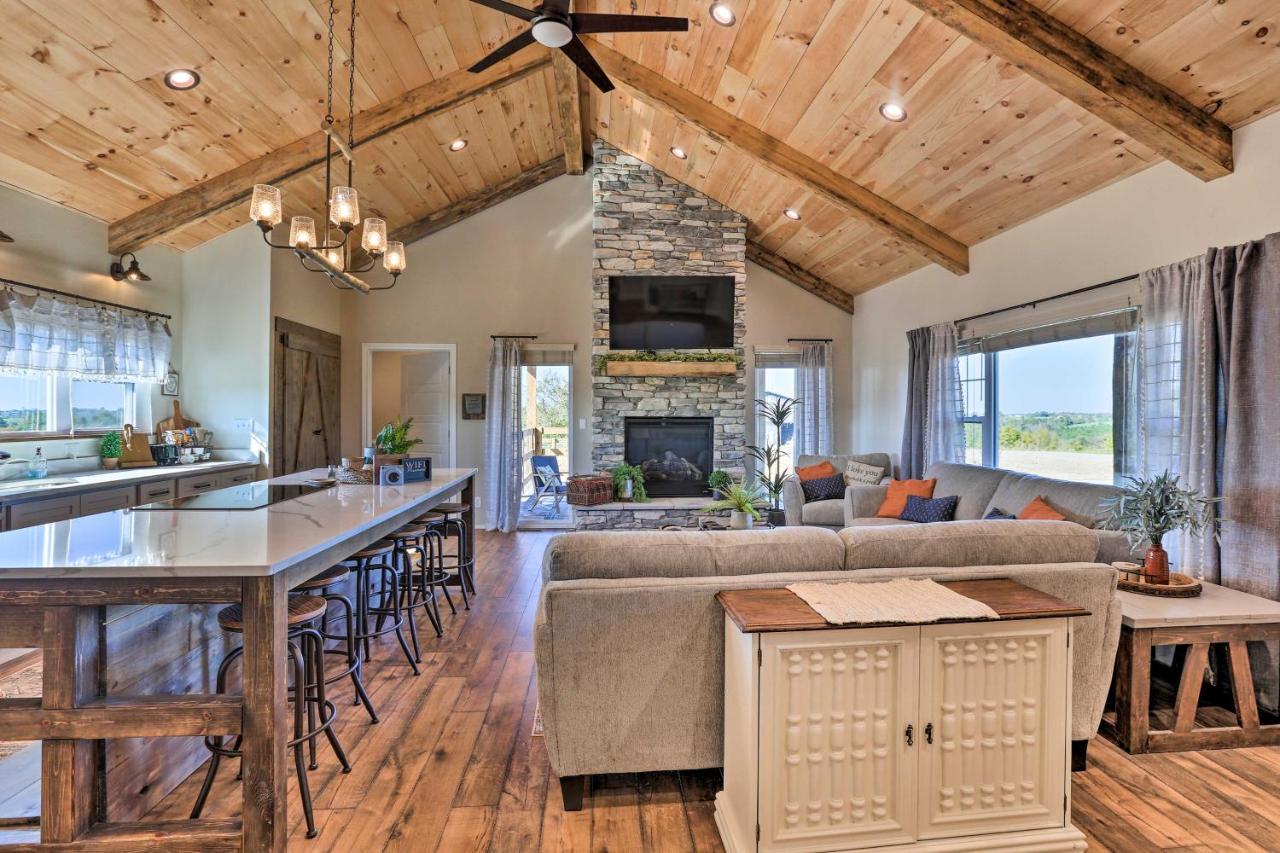 Chic Williamstown Retreat With Pool And Hot Tub! Βίλα Εξωτερικό φωτογραφία
