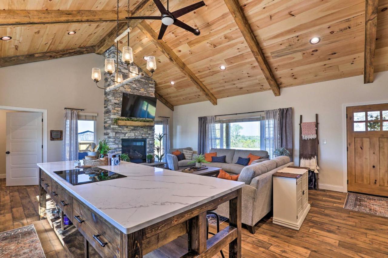 Chic Williamstown Retreat With Pool And Hot Tub! Βίλα Εξωτερικό φωτογραφία