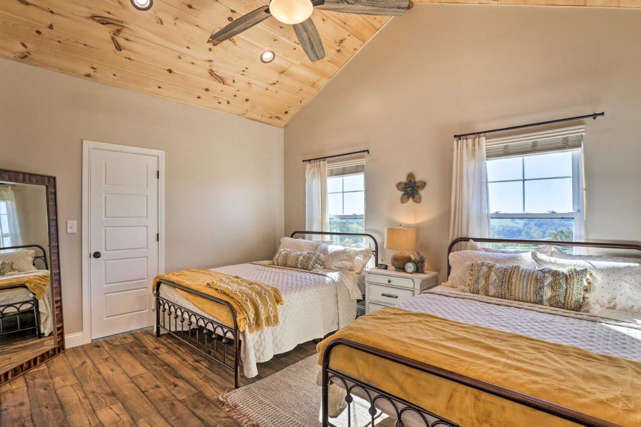 Chic Williamstown Retreat With Pool And Hot Tub! Βίλα Εξωτερικό φωτογραφία