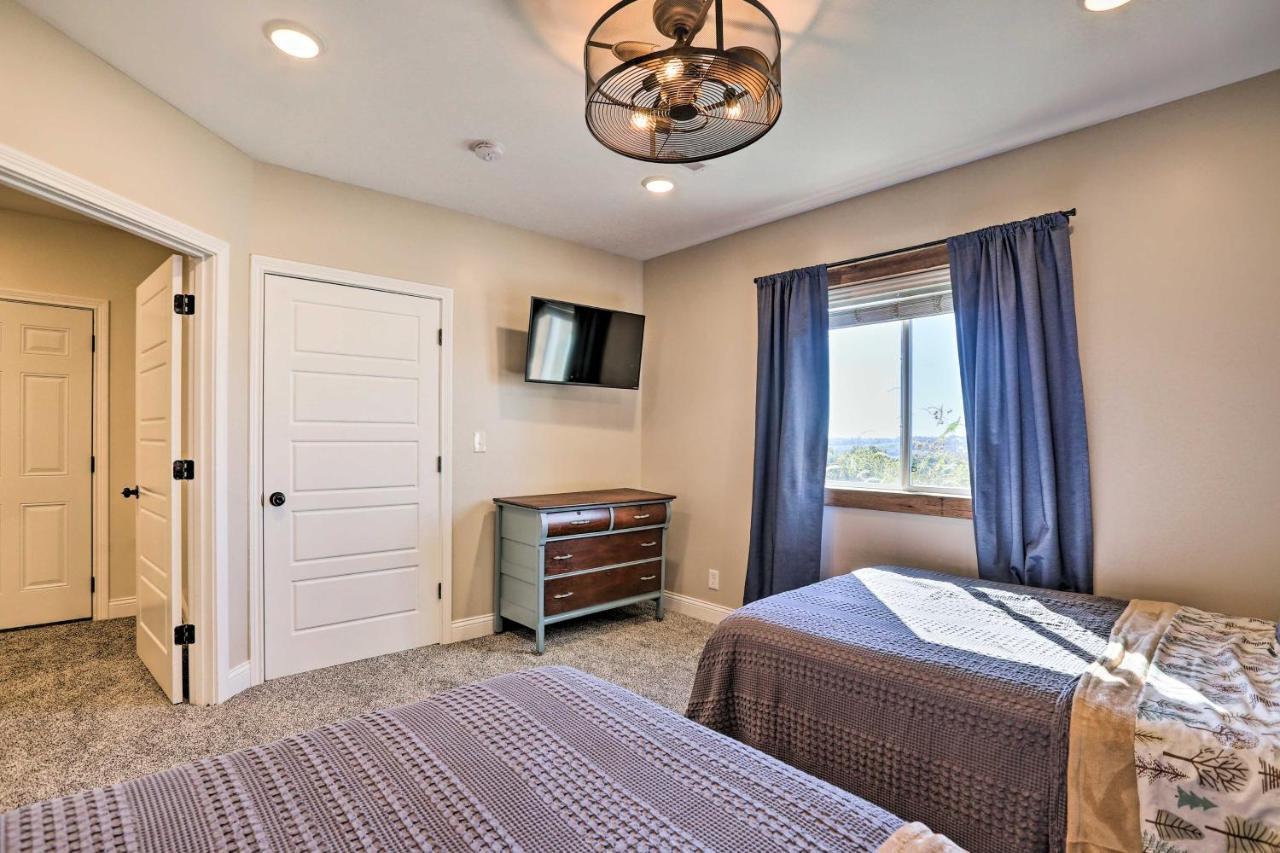 Chic Williamstown Retreat With Pool And Hot Tub! Βίλα Εξωτερικό φωτογραφία