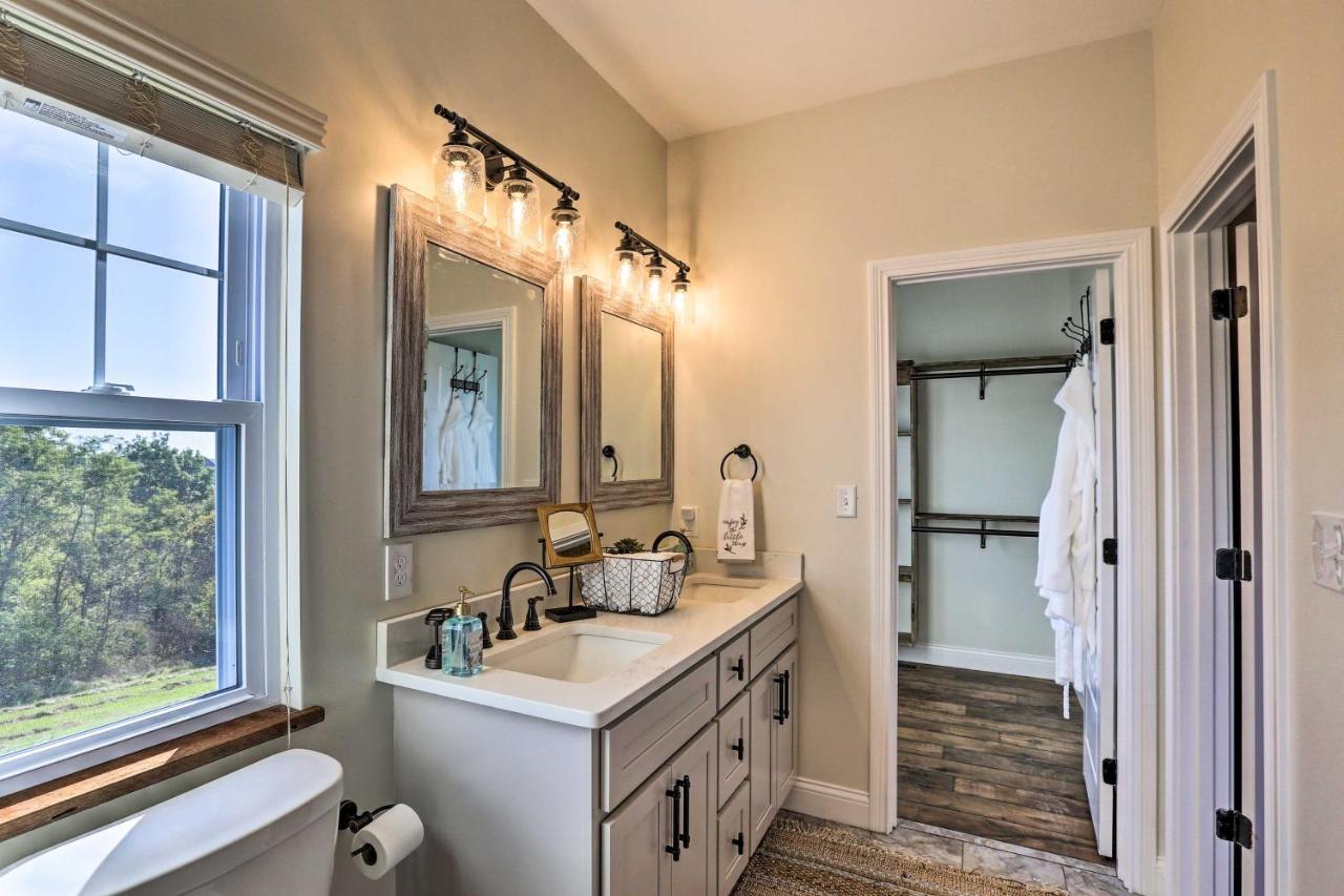 Chic Williamstown Retreat With Pool And Hot Tub! Βίλα Εξωτερικό φωτογραφία