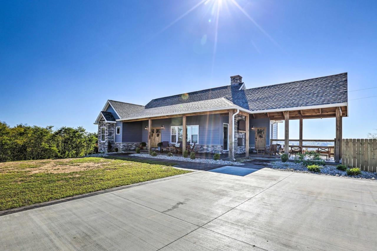 Chic Williamstown Retreat With Pool And Hot Tub! Βίλα Εξωτερικό φωτογραφία