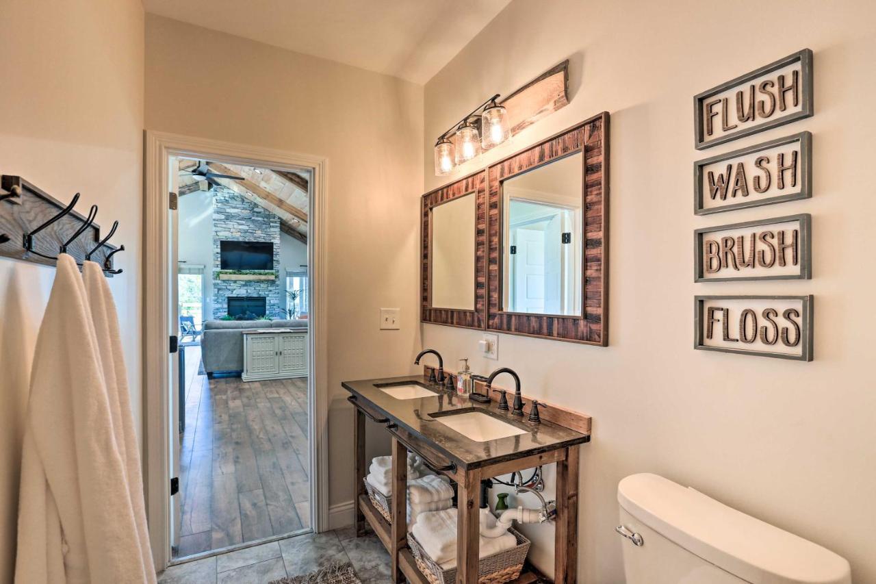 Chic Williamstown Retreat With Pool And Hot Tub! Βίλα Εξωτερικό φωτογραφία