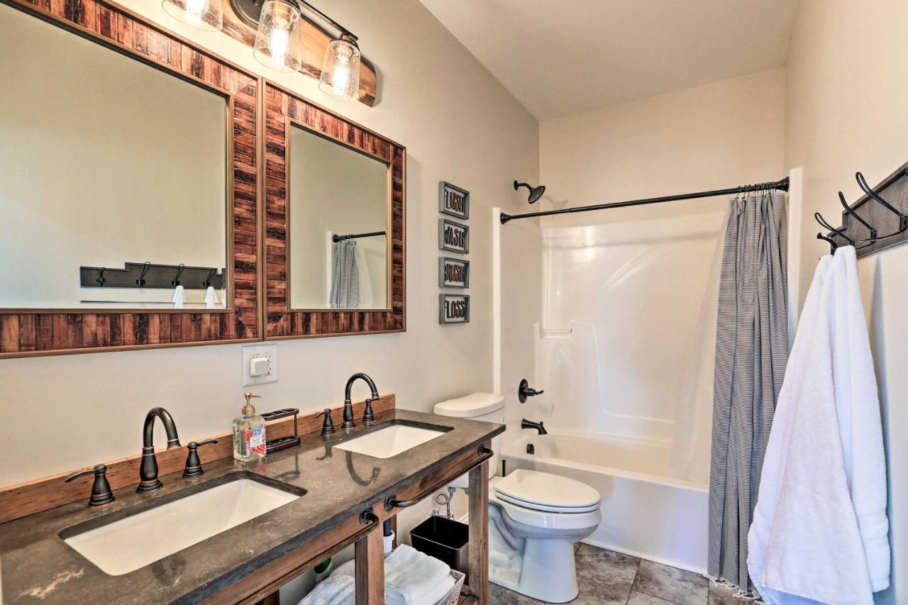Chic Williamstown Retreat With Pool And Hot Tub! Βίλα Εξωτερικό φωτογραφία