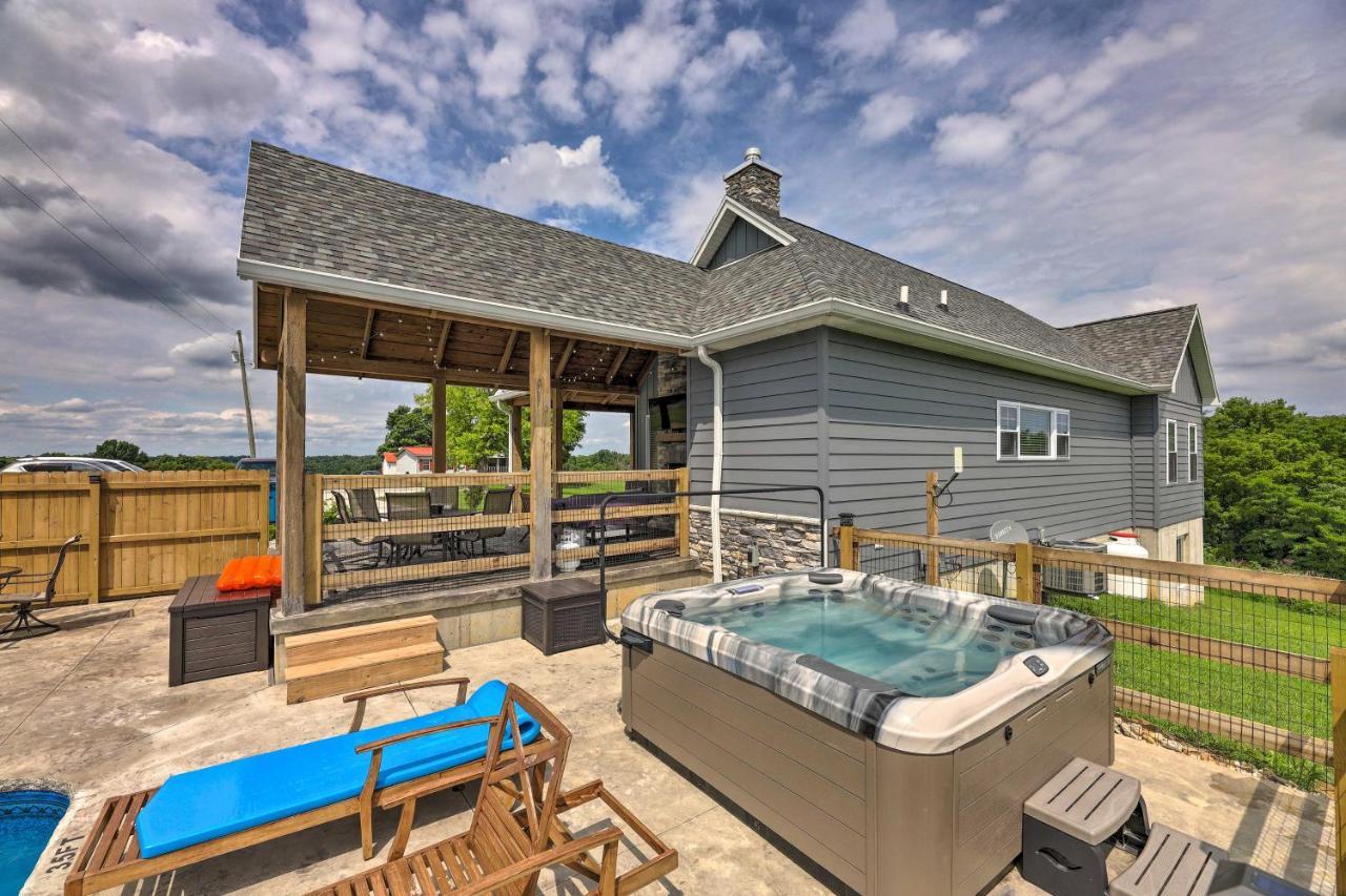 Chic Williamstown Retreat With Pool And Hot Tub! Βίλα Εξωτερικό φωτογραφία