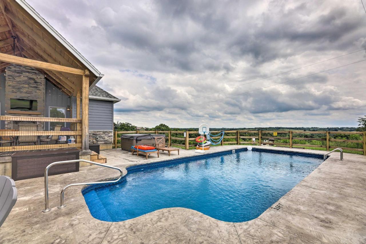 Chic Williamstown Retreat With Pool And Hot Tub! Βίλα Εξωτερικό φωτογραφία